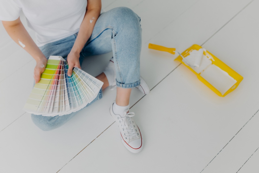 low-section-painter-choosing-color-from-swatch.jpg low-section-painter-choosing-color-from-swatch.jpg